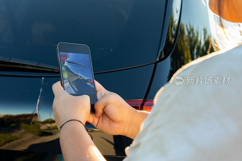 女子在车祸后用智能手机拍照并打电话给保险代理人