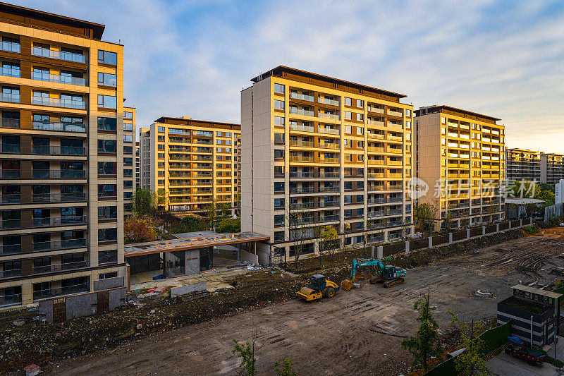 日出的阳光照在成都的住宅楼上