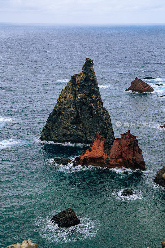 石质陡峭的悬崖在海上。马德拉岛天然绿松石般的海岸线