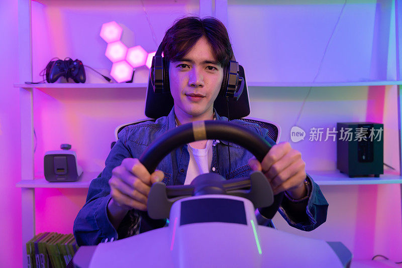 男性电子竞技玩家与汽车方向盘喜悦控制器玩驾驶模拟器在线视频游戏