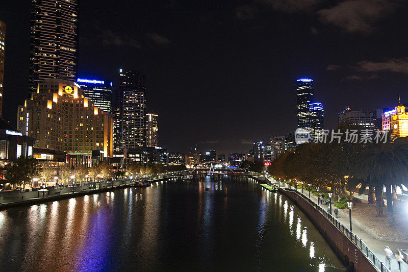 雅拉河和CBD夜间，墨尔本CBD，维多利亚州，澳大利亚