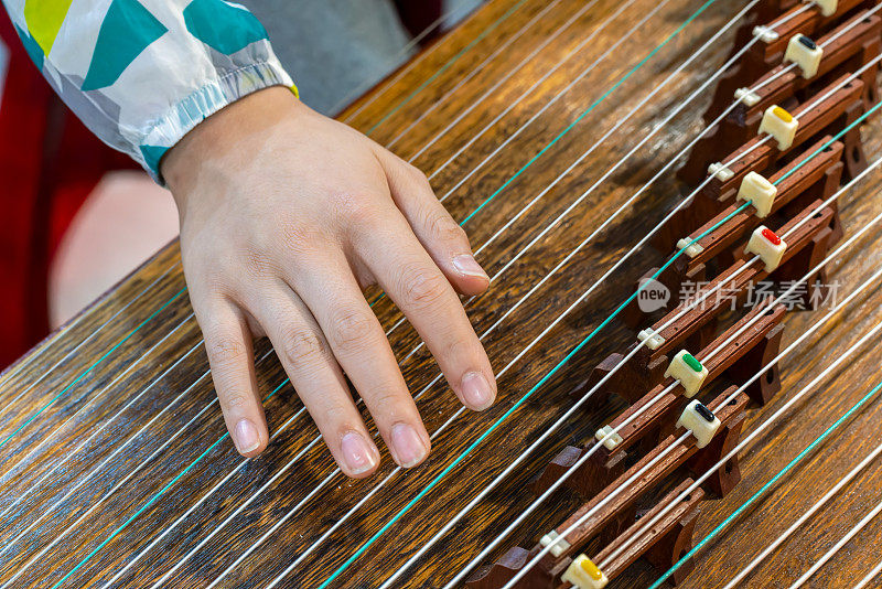 演奏中国乐器——古筝