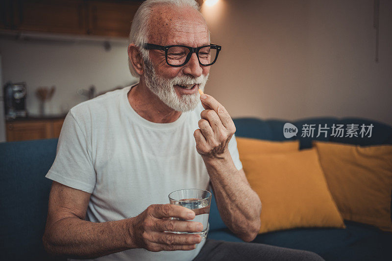 一位年长的白人男性正在接受药物治疗，服用降压药