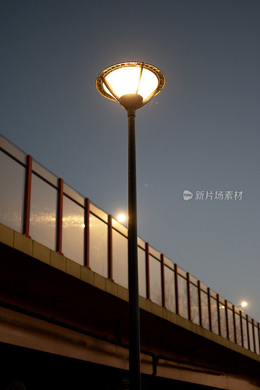 夜晚夜空下的一盏路灯