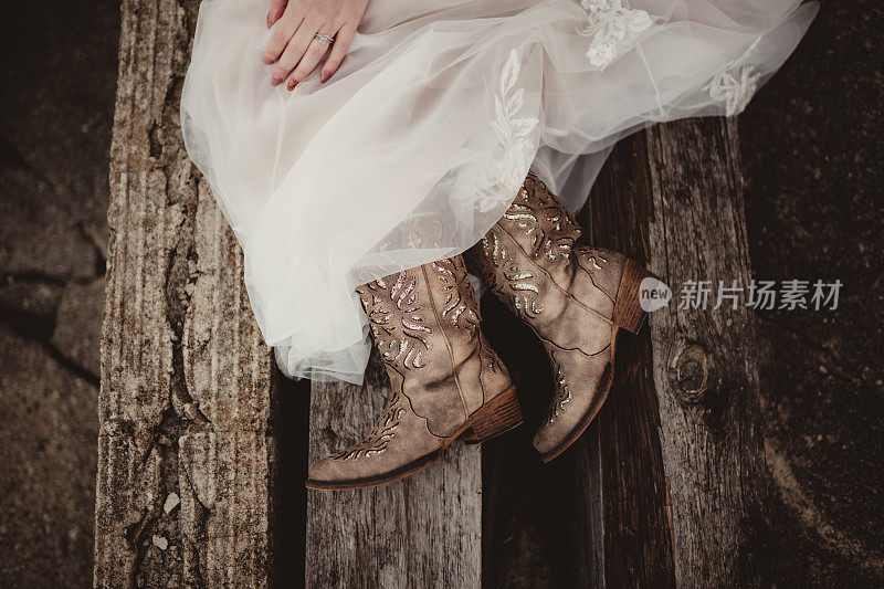 新娘穿着婚纱和牛仔靴
