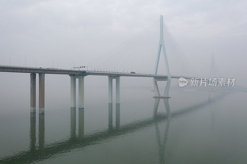 大雾中行驶在跨海大桥上的卡车