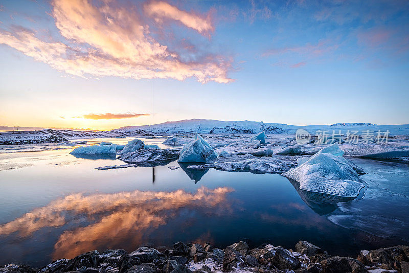 日落时分，冰山漂浮在Jokulsarlon冰川泻湖上。冰岛