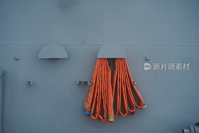 军舰上的橙色消防水带