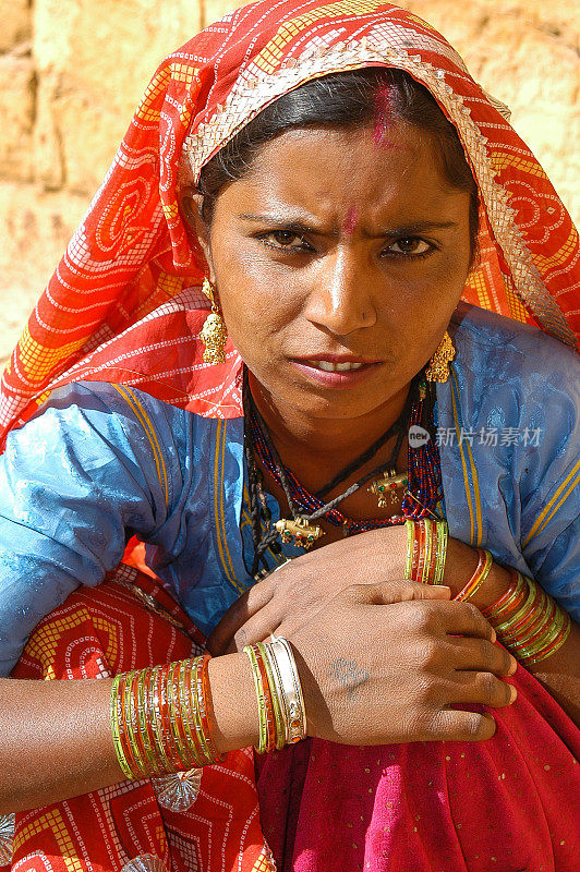 印度斋沙默尔，一名身穿纱丽的妇女的肖像