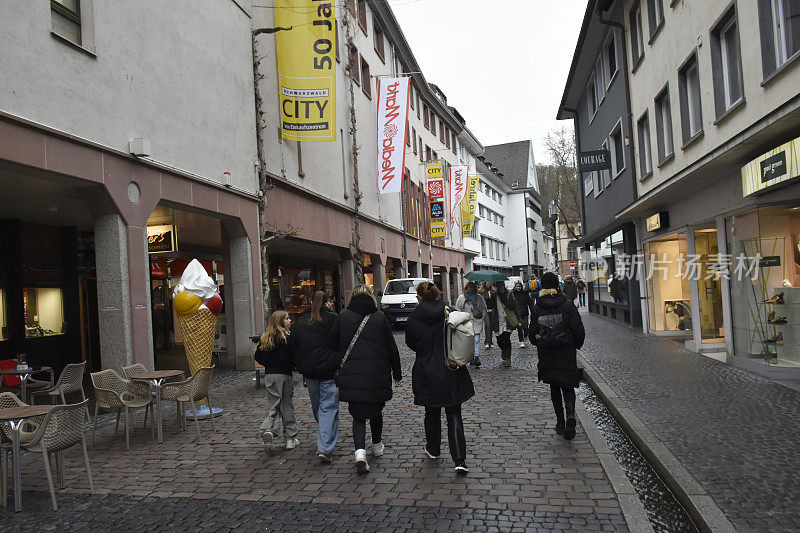 弗莱堡老城购物区位于德国巴登-符腾堡州，零售商店，人