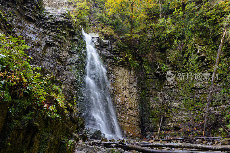 马尼亚瓦的马尼亚夫斯基瀑布，山林中的瀑布。喀尔巴阡山脉，伊万诺-弗兰科夫斯卡州，乌克兰。