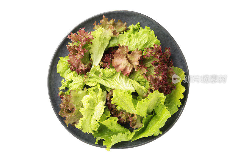 新鲜的红色和绿色的生菜在黑色的盘子里，孤立在白色的背景上。