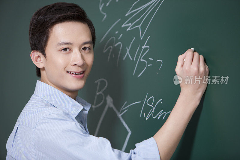 男老师在黑板上写字
