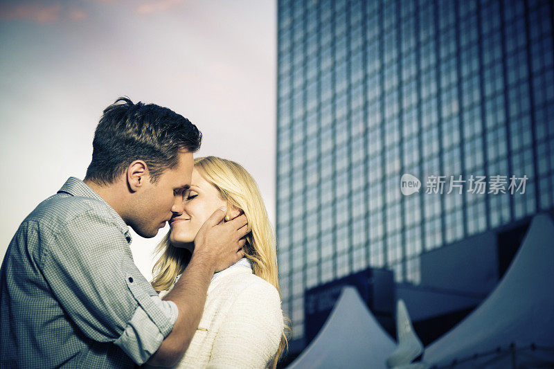 一对年轻情侣在柏林街头接吻