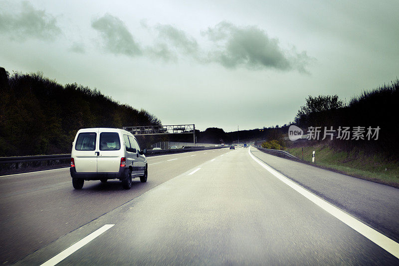 高速公路上天气不好