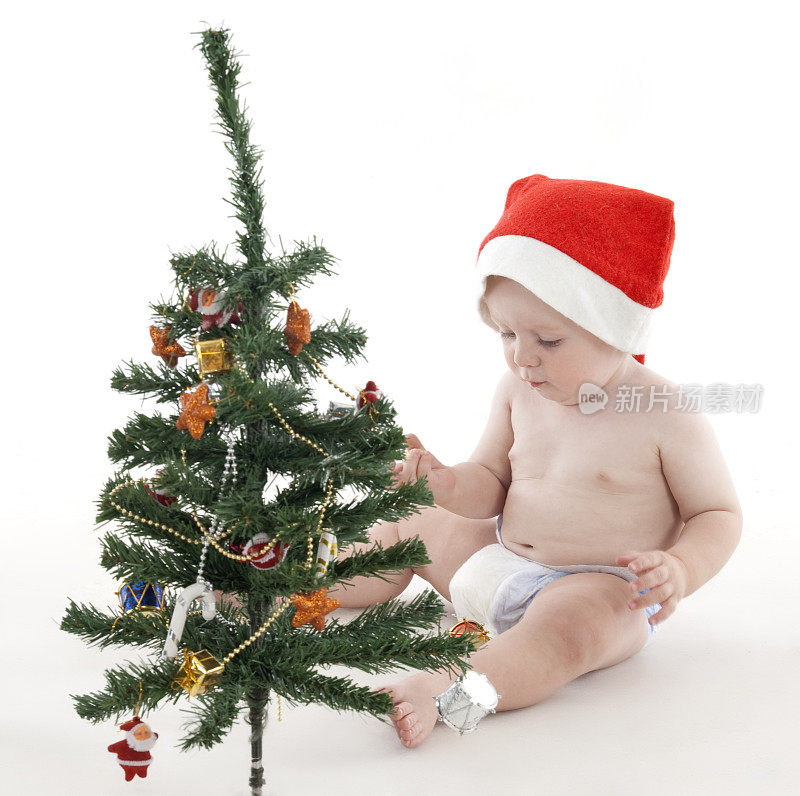 小男孩装饰圣诞树