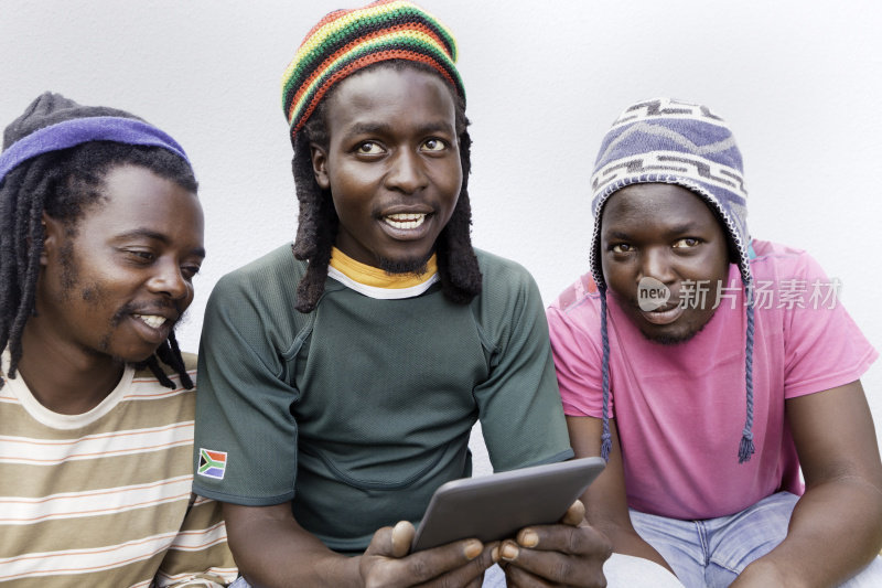 三个非洲男人在看电子书