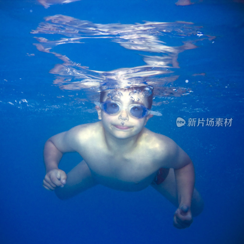 男孩在水下游泳