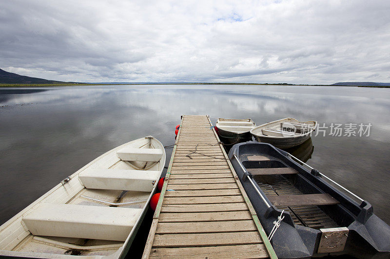冰岛湖中的小船