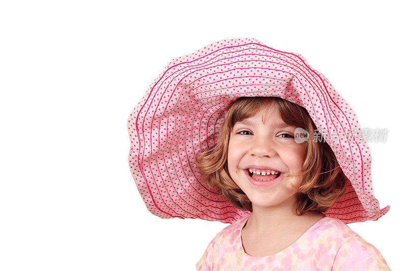 戴着大帽子的快乐小女孩