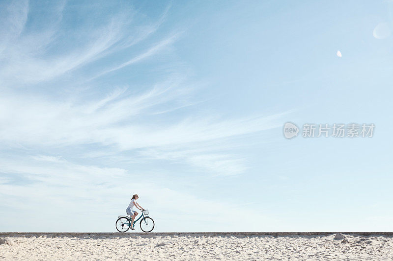 女孩喜欢在天空下骑自行车