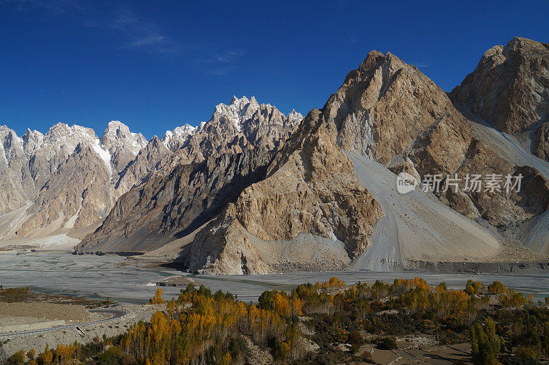 美丽的喀喇昆仑山脉，蓝天，巴基斯坦