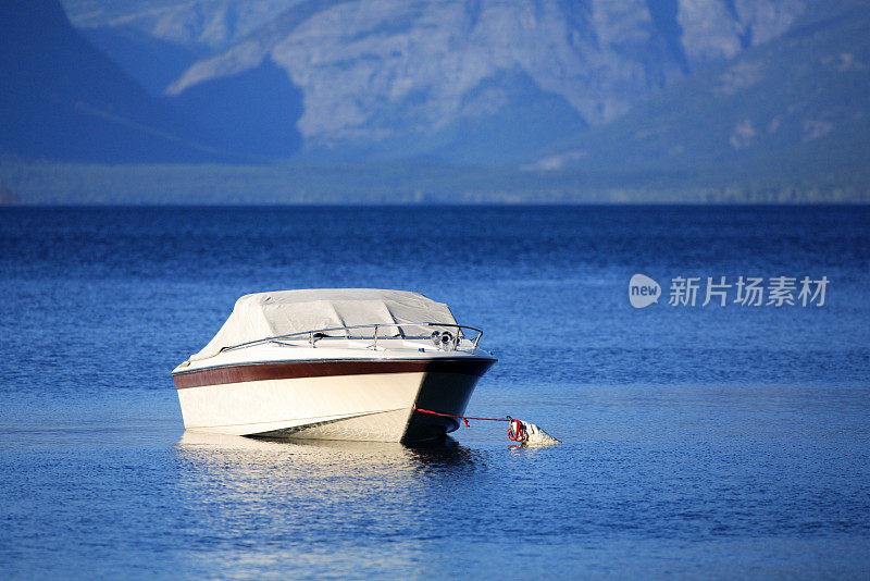 快艇在原始的山湖上