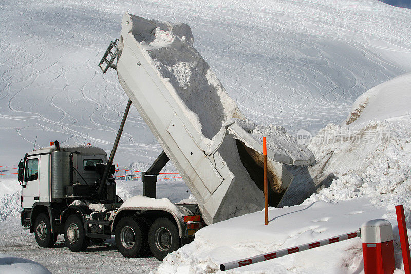 卡车卸货雪