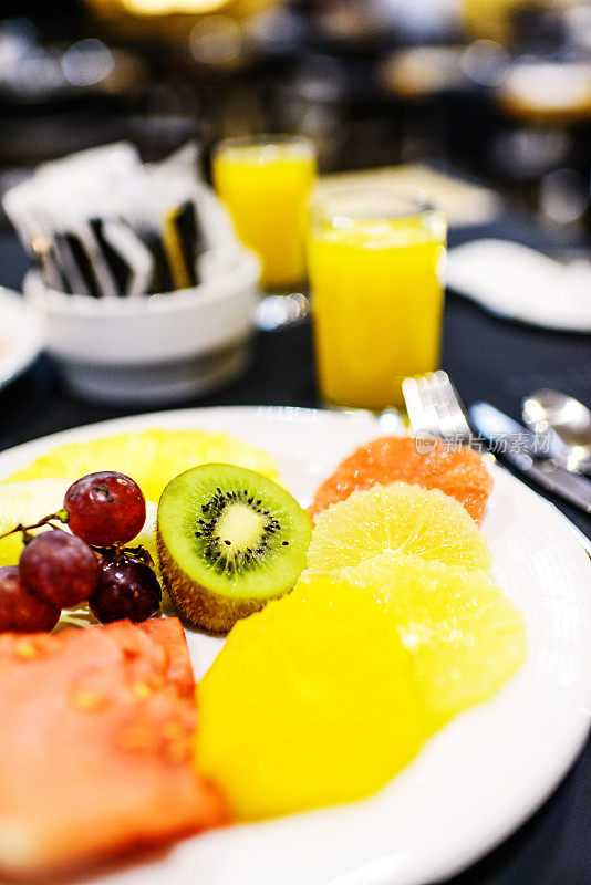 早餐要一盘新鲜水果和果汁