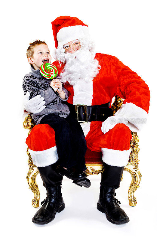 小男孩坐在圣诞老人的腿上