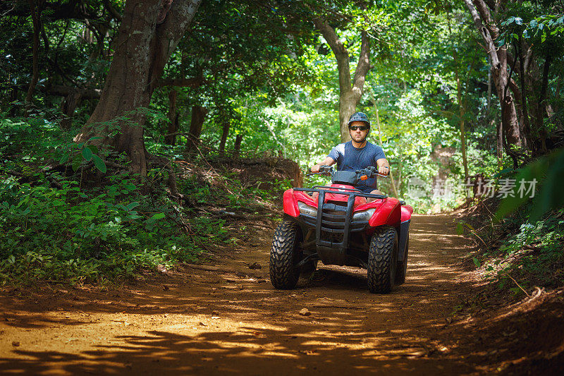 在哥斯达黎加驾驶4x4