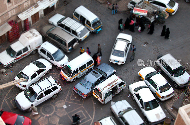 高角度查看也门街道和汽车