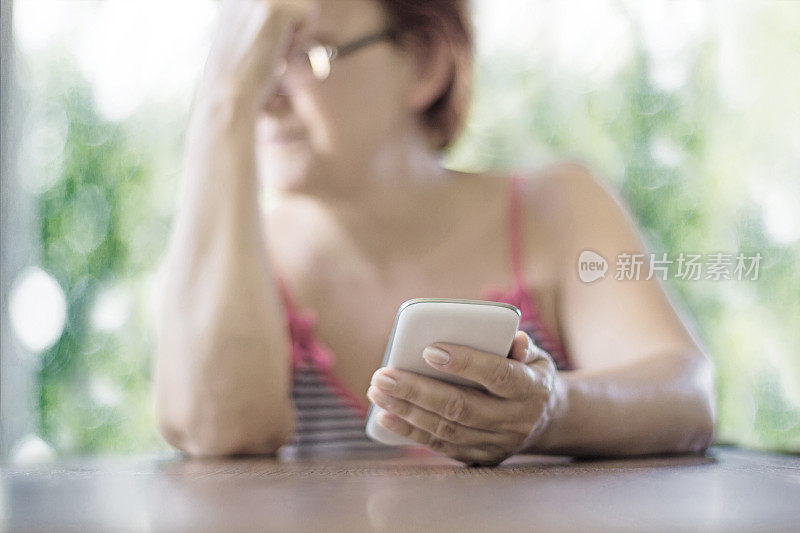 女人拿着智能手机