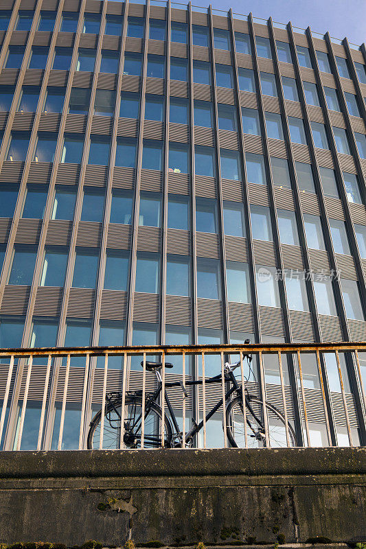 现代建筑和自行车