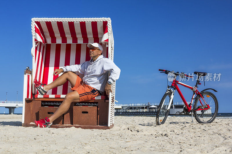 海滩上骑着自行车的男人