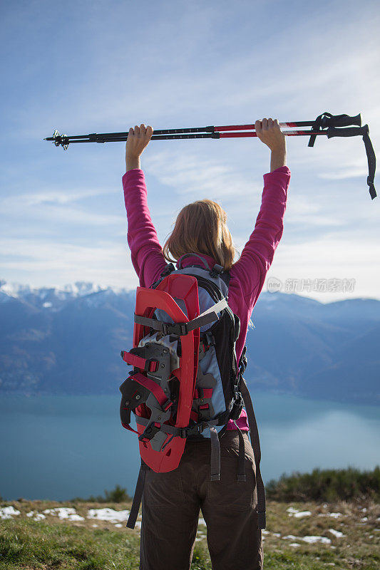 女人徒步攀登成功的山峰举起手臂