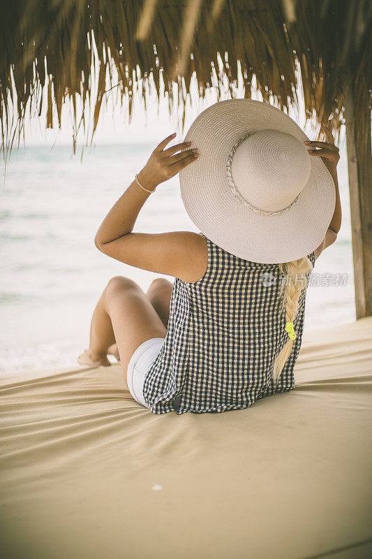 穿着夏装的女人望着天空和大海