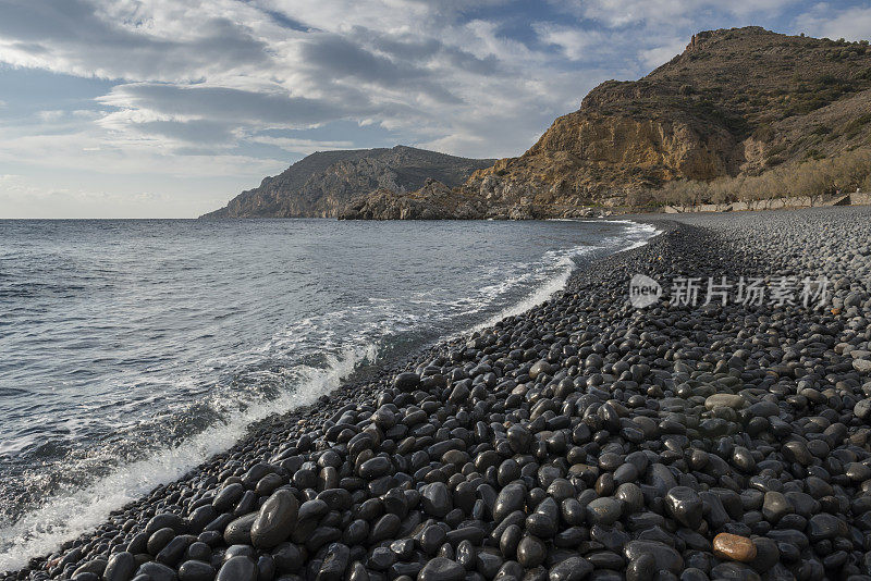 希腊希奥斯岛的黑色卵石海滩