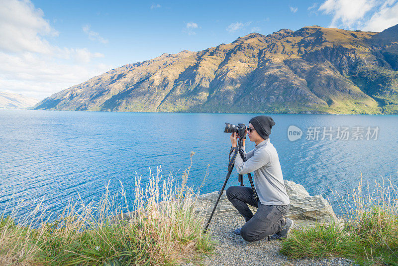 年轻的旅行者在新西兰的皇后镇拍照