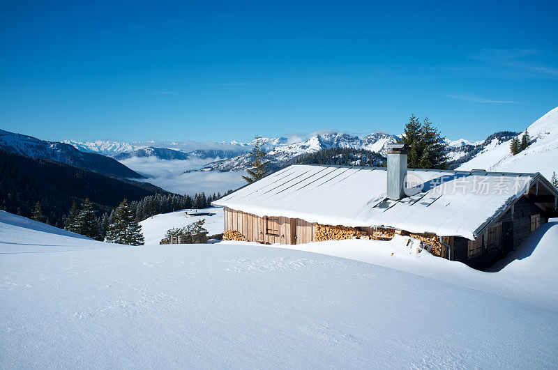 山上的滑雪小屋