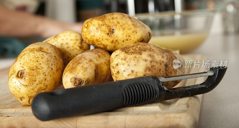 土豆和削皮器