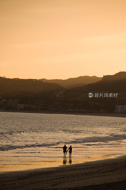 日落时分的海滩漫步