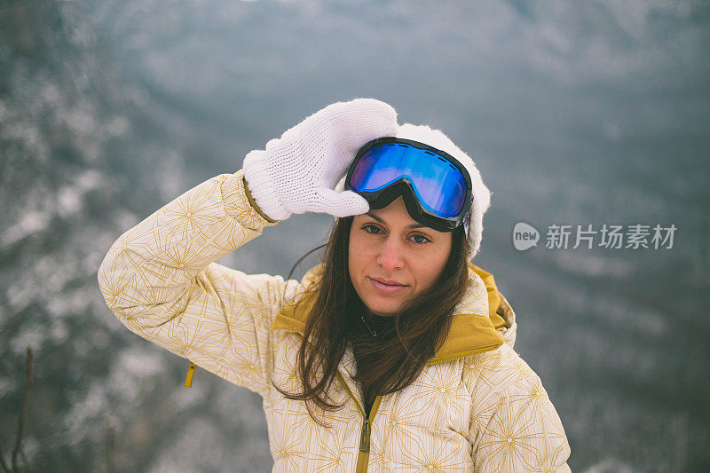 戴着面具滑雪的女孩