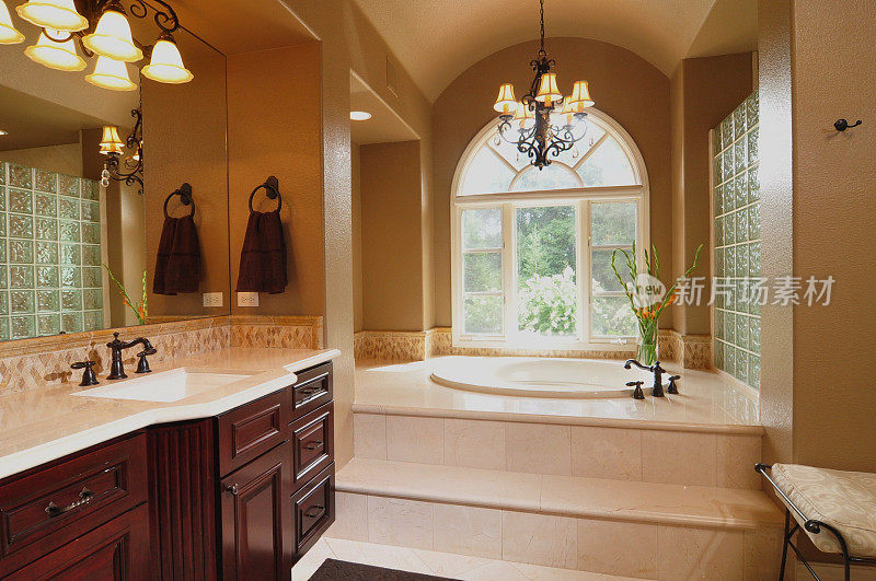 主浴室与美丽的窗户景观从浴缸