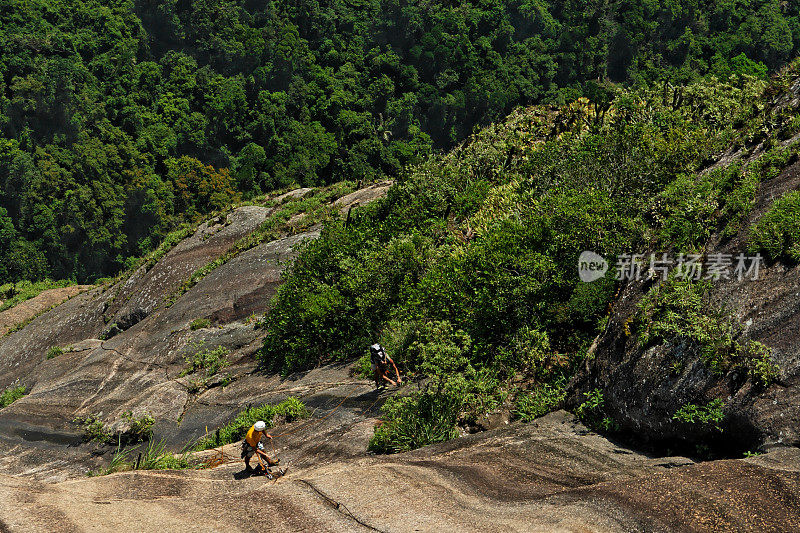 两名登山者