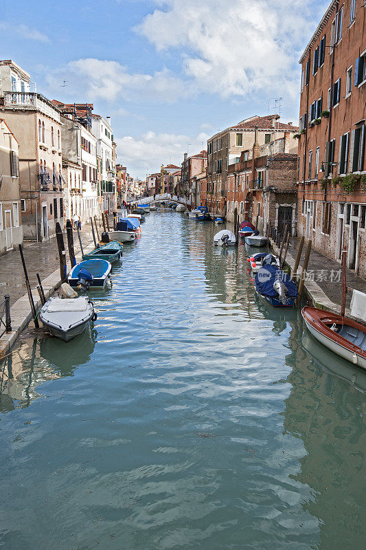 意大利威尼斯有桥和船的小运河。