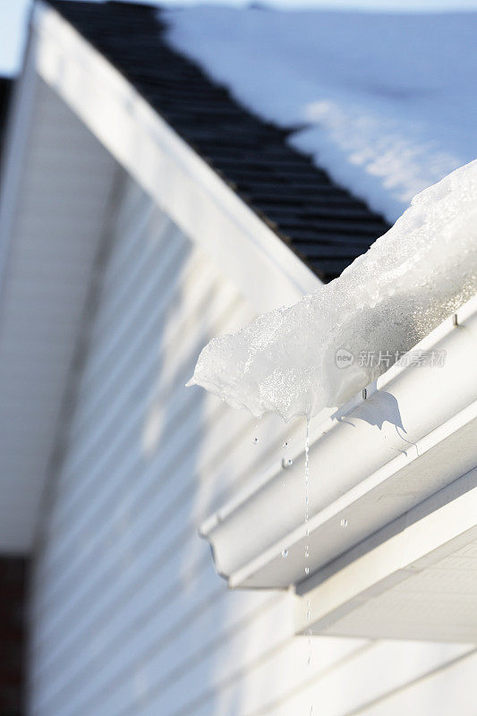 屋顶排水沟上融化的冰