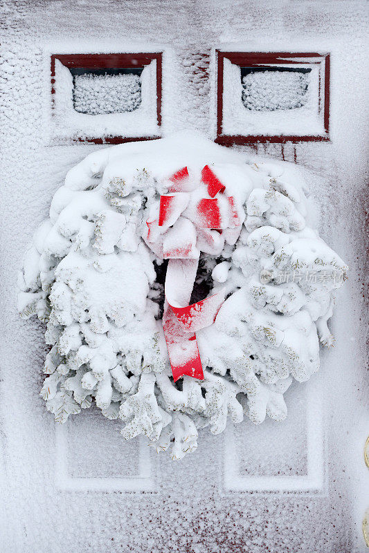 白雪覆盖的圣诞花环