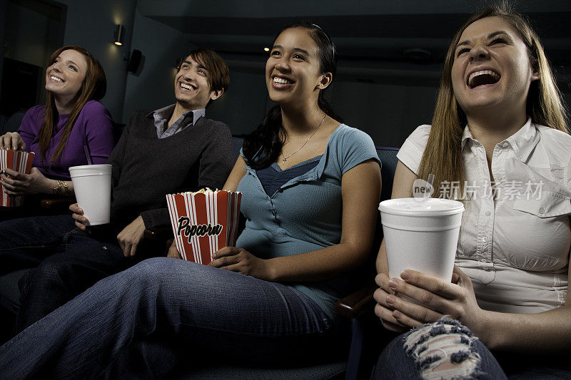一群朋友在看电影时大笑