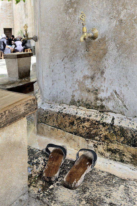 沐浴喷泉和木拖鞋